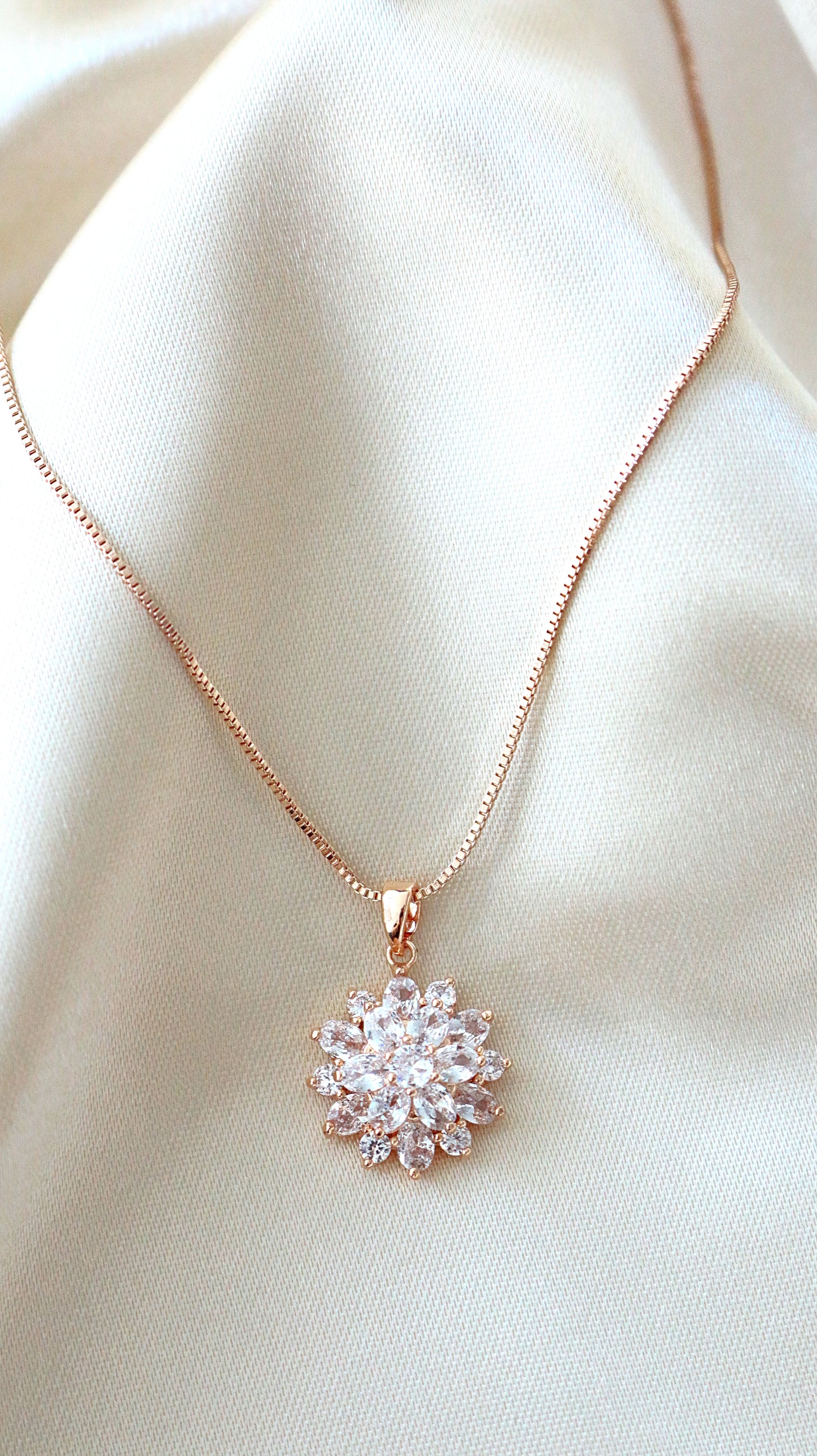 Diamond Sunflower Halsband 18K Guldpläterad – Lyxigt Handgjort Smyck