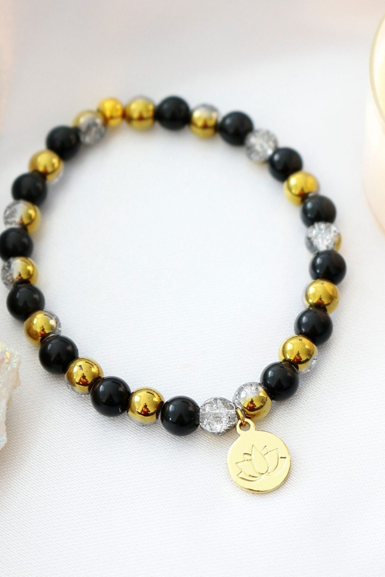 Elastiskt Armband i Obsidian med 24K Lotusblomma