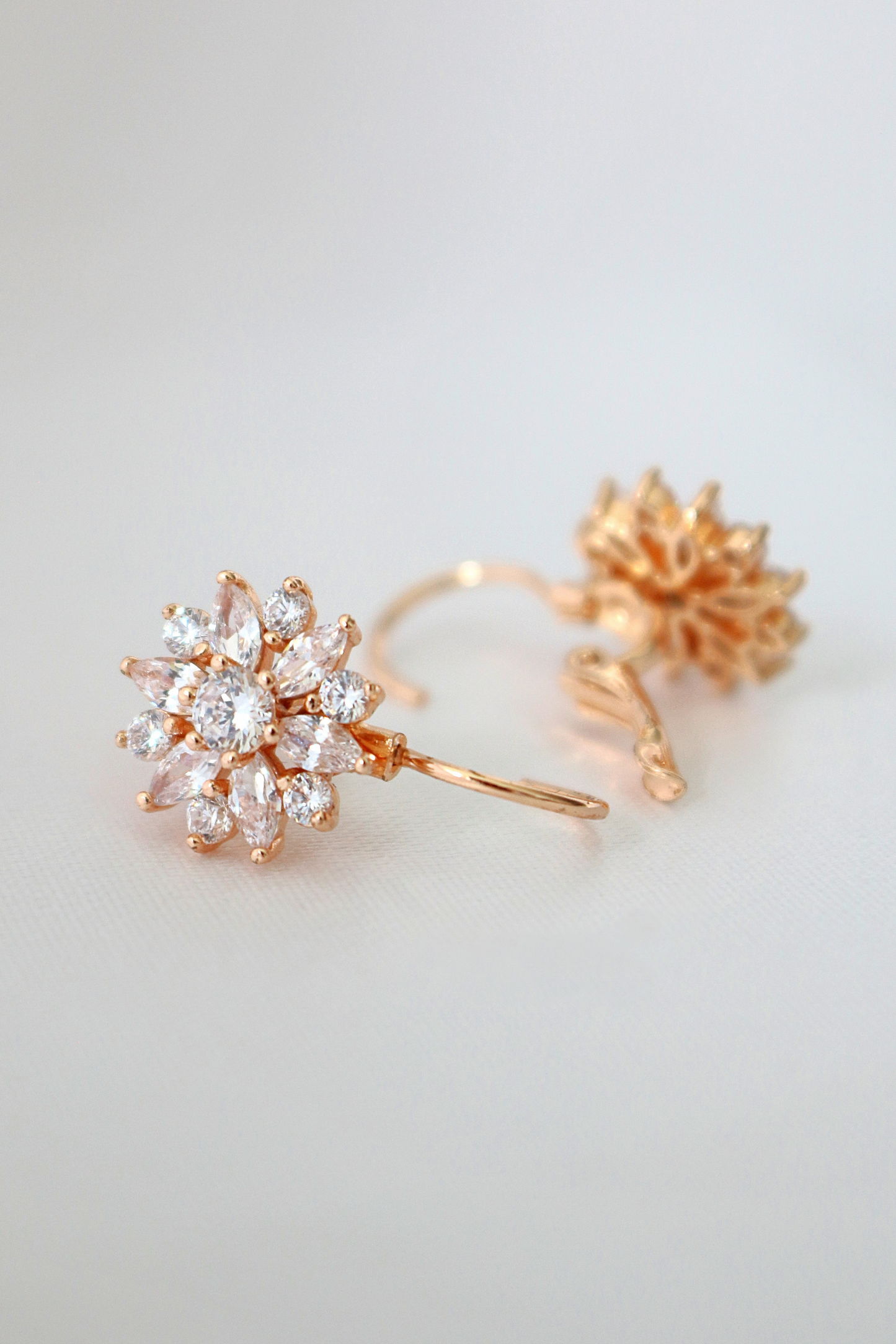 Sunflower Diamond Shine Örhängen – 18K Guldpläterad Elegans