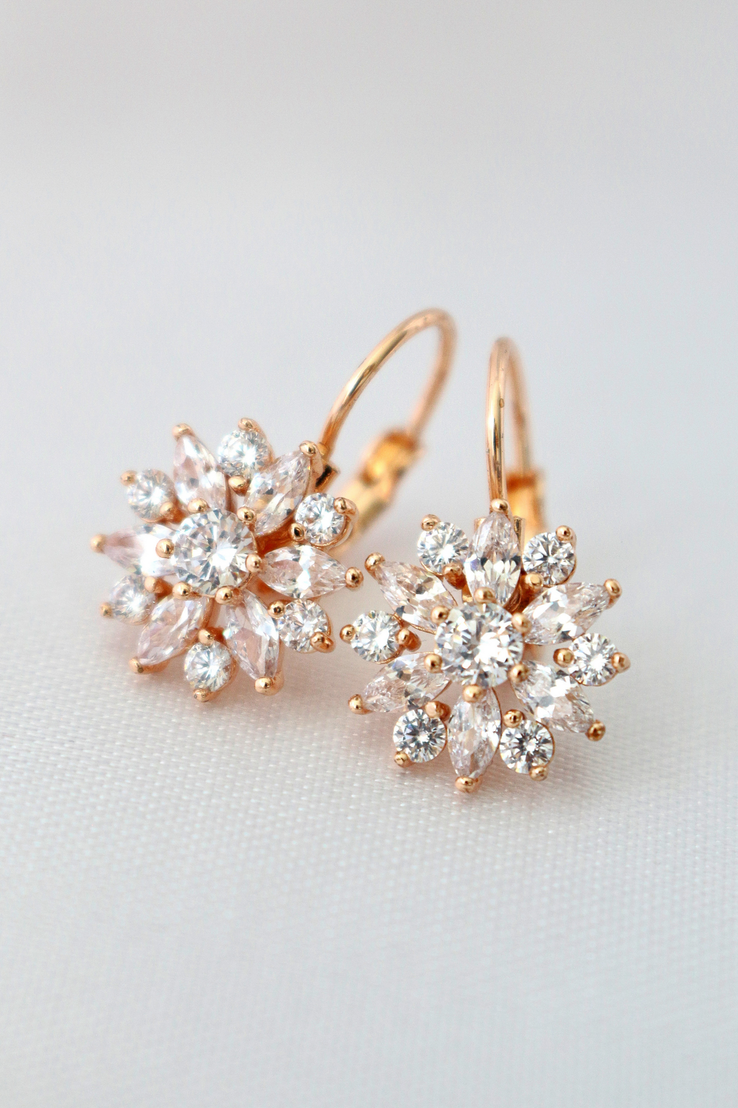 Sunflower Diamond Shine Örhängen – 18K Guldpläterad Elegans